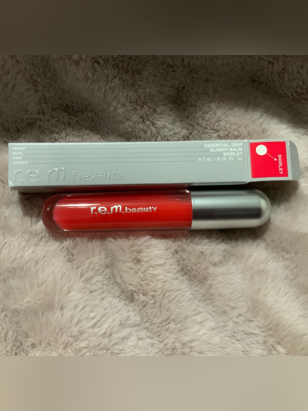 r.e.m. beauty Essential Drip Glossy Balm - Shirley (Red)